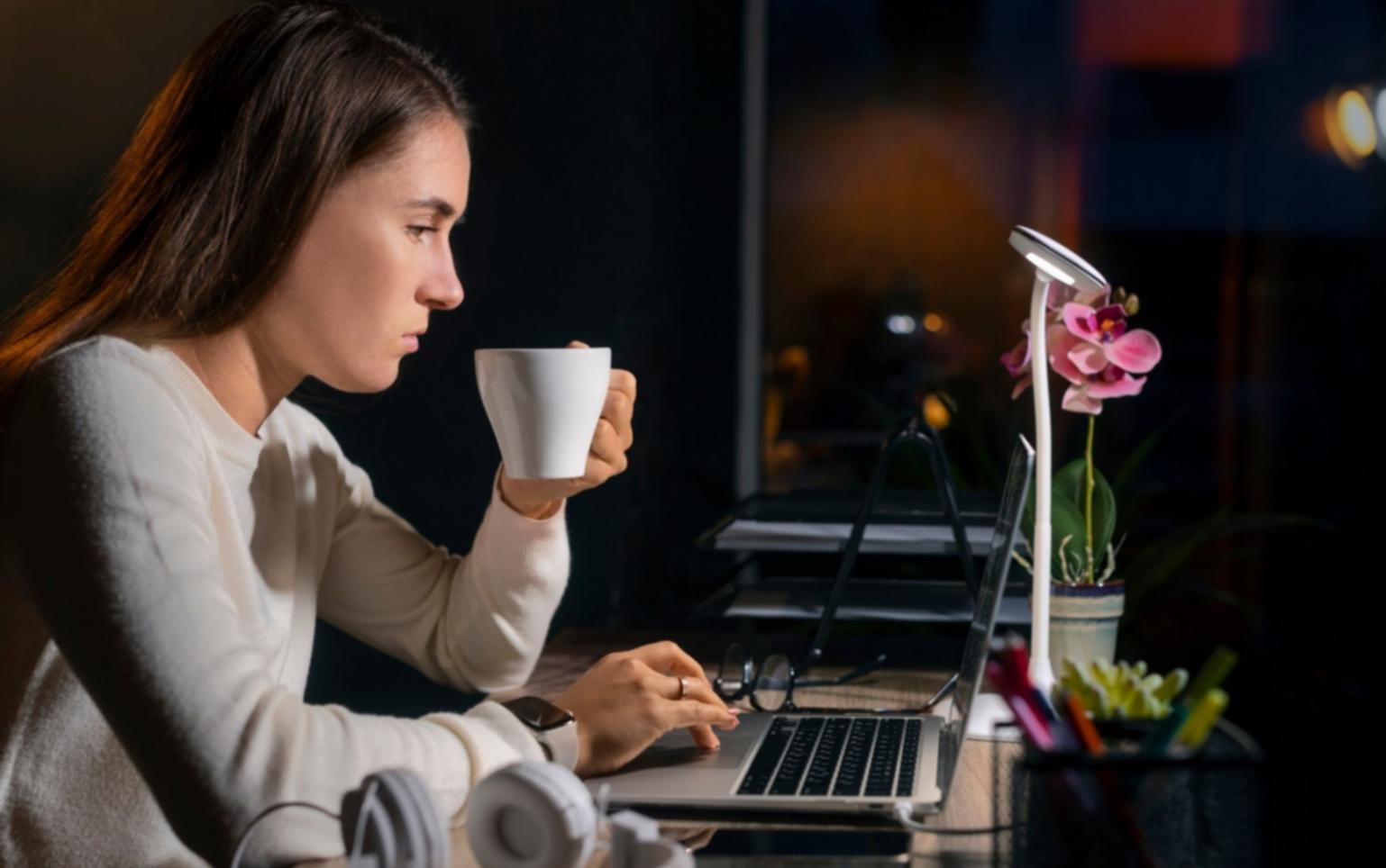 Análisis de datos financieros en pantalla mostrando gráficos de estabilidad empresarial
